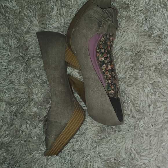 Heels - Picture 2 of 6